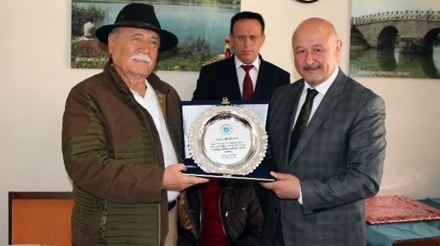 Ertuğrul’dan İşadamı Dizdar’a Plaket