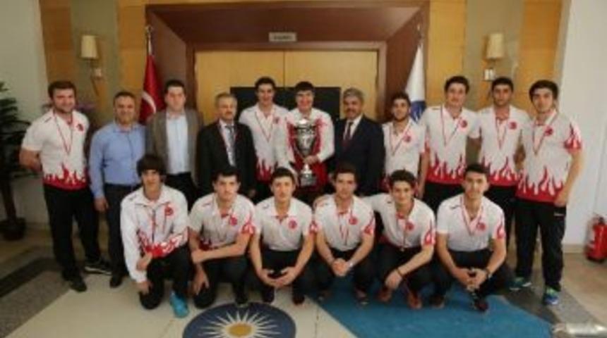 D&uuml;nya Şampiyonu Hentbolcular T&uuml;rel&rsquo;i Ziyaret Etti