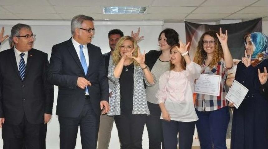 İşaret Dilini &Ouml;ğrenerek İneg&ouml;l&rsquo;&uuml;n İlkleri Oldular