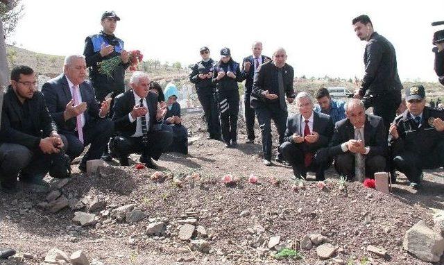 Şehit Polislerin Kabirlerine Karanfil Bırakılıp, Dua Edildi