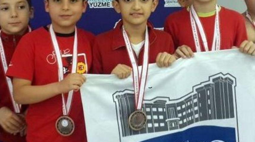 &Ouml;zel Sanko Okulları Minik Kız Y&uuml;zme Takımı İl Birincisi Oldu