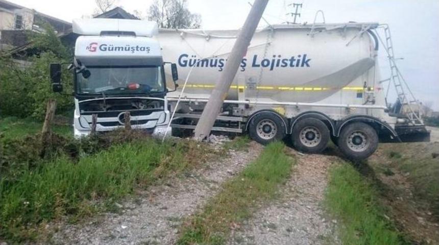 Makaslayan Tır Arsaya Daldı: 1 Yaralı