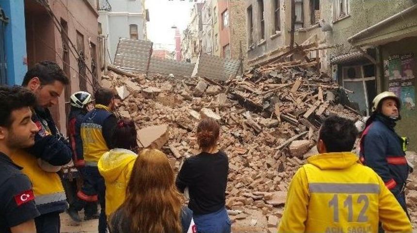 Beyoğlu&rsquo;nda 5 Katlı Bir Bina Yerle Bir Oldu