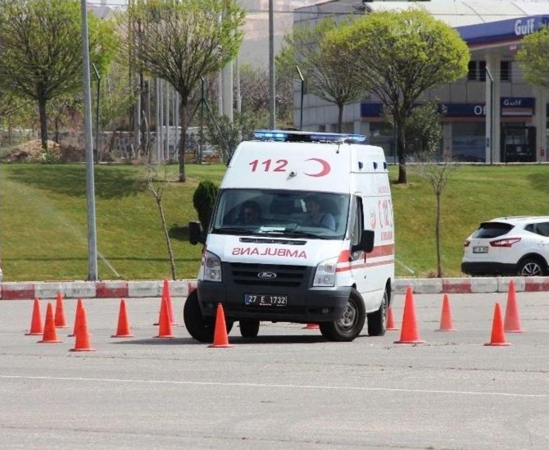 Ambulans Şof&ouml;rleri Zor Koşullarda Zamanla Yarıştı