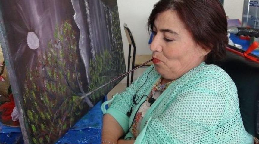 Ellerini Kullanamayan 51 Yaşındaki Ressam, Resimlerini Ağzıyla Yapıyor