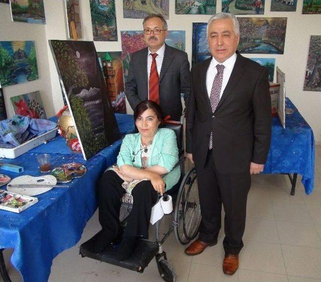 Ellerini Kullanamayan 51 Yaşındaki Ressam, Resimlerini Ağzıyla Yapıyor