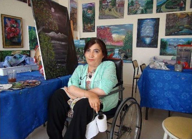 Ellerini Kullanamayan 51 Yaşındaki Ressam, Resimlerini Ağzıyla Yapıyor