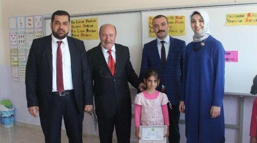 Ortaokul &Ouml;ğrencilerine Kitap Dağıtımı