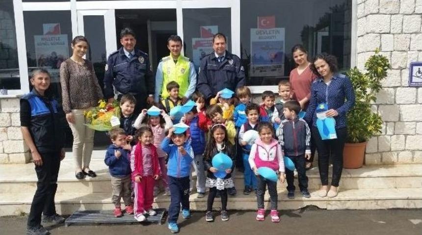 Miniklerden Polis Amca Ve Teyzelere Ziyaret