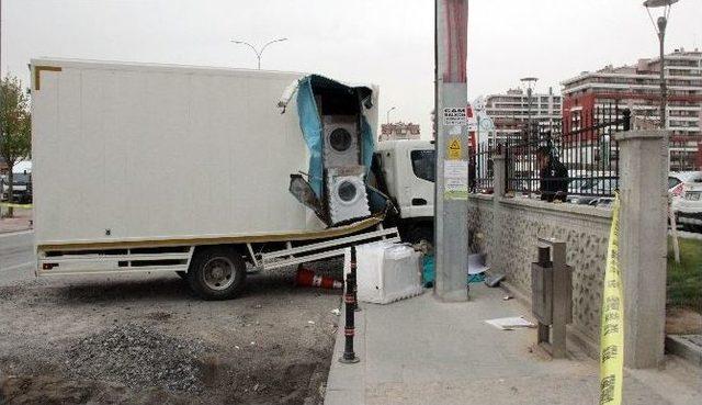 Kaldırımda Bekleyen Kadın Kamyonetin Altında Kalarak Öldü