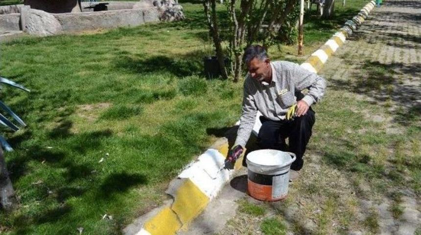 Parklarda Bakım Ve İla&ccedil;lama &Ccedil;alışmaları Devam Ediyor