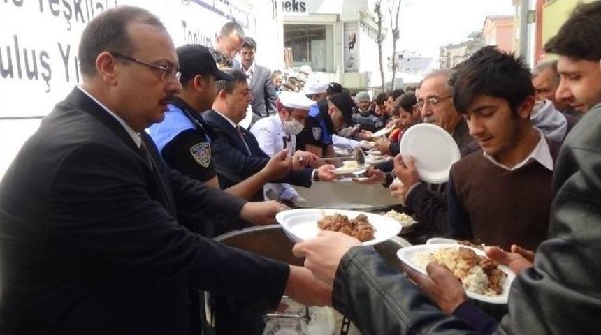 Hakkari Polisi Bin 500 Kişiye Kavurma Ve Pilav Dağıttı