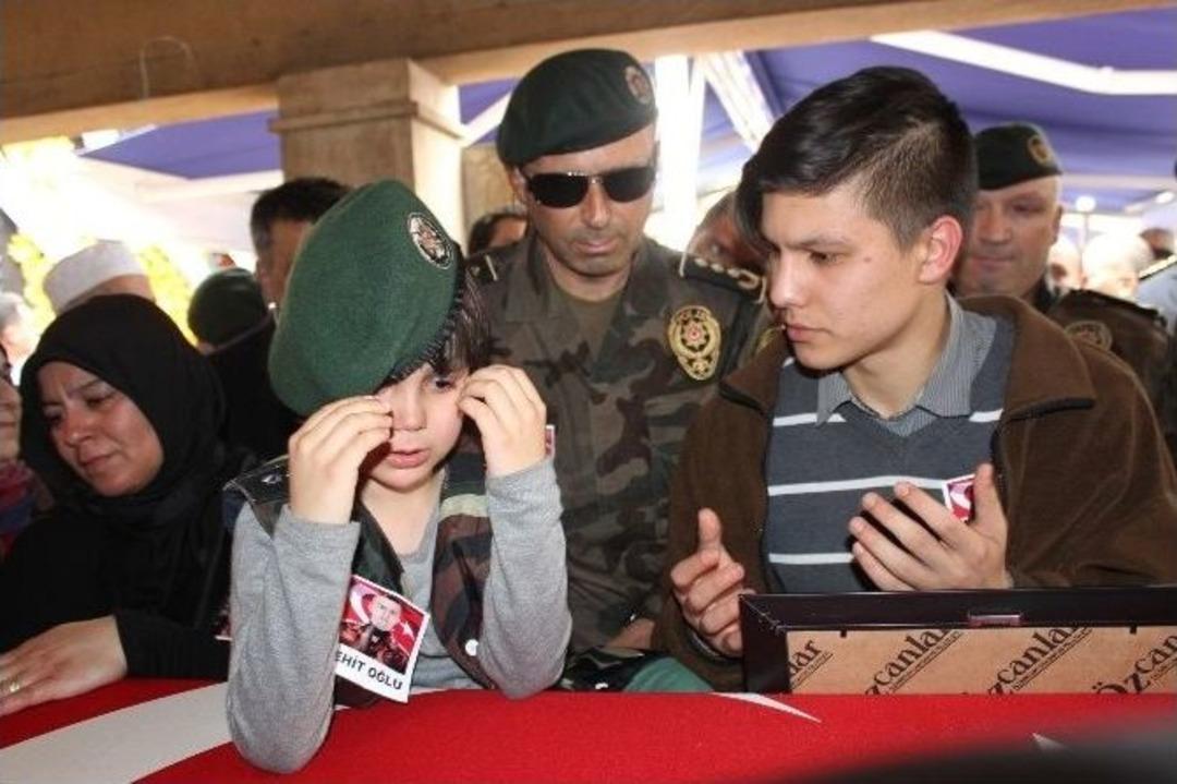 Şehit Babasının Tabutunu Omzunda Taşıdı