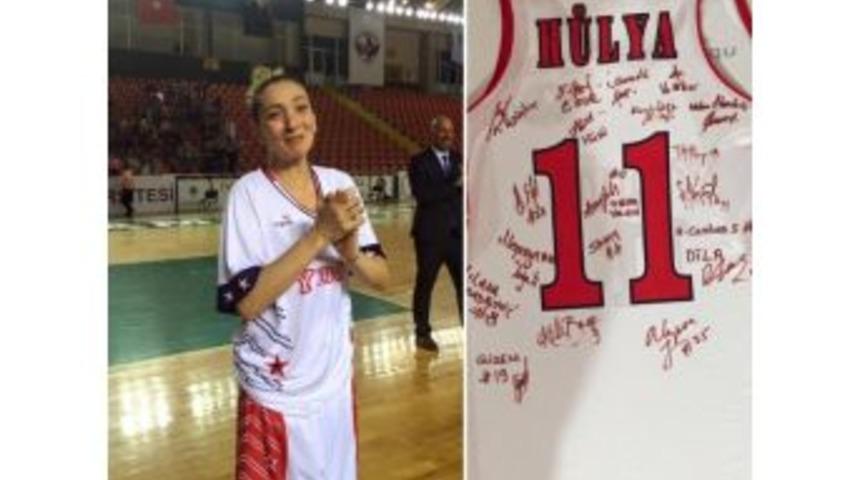 H&uuml;lya &Ouml;zkan, Yakın Doğu &Uuml;niversitesi&rsquo;ne Veda Etti