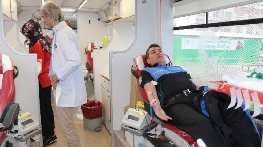 Polisler Kan Bağışladı