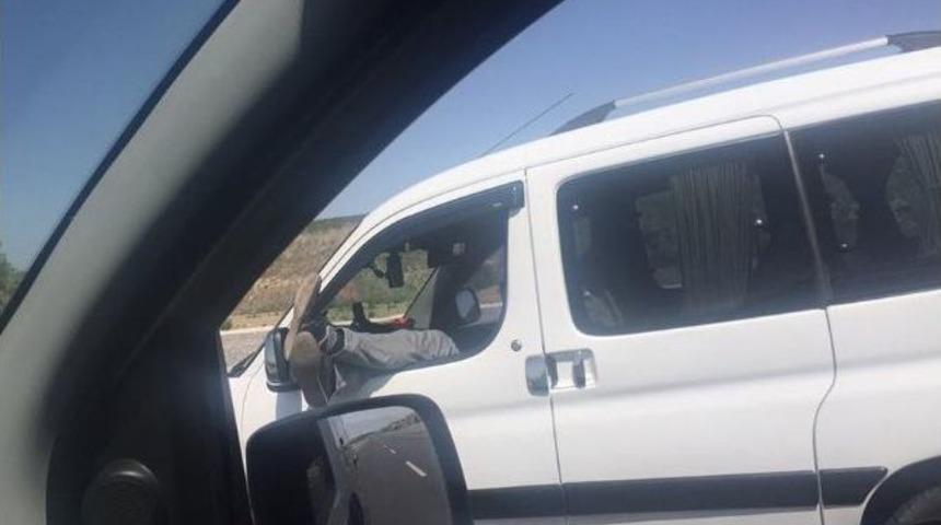 Ara&ccedil; Kullanırken İki Ayağını Birden Camdan &Ccedil;ıkardı