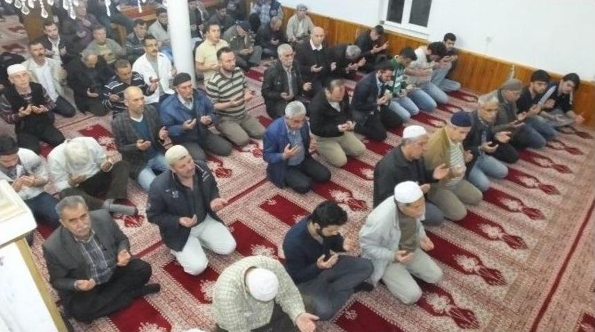 Burhaniye&rsquo;de Regaip Kandilinde Camiler Doldu