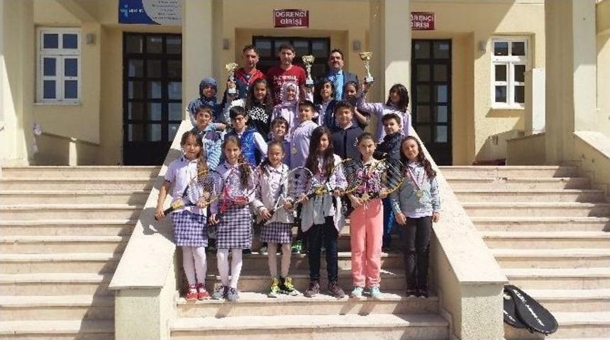 &Uuml;mit Yaşar Oğuzcan Orta Okulu Teniste Kupaları Topladı