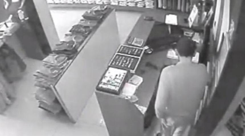 Hırsızlık Anı G&uuml;venlik Kamerasında