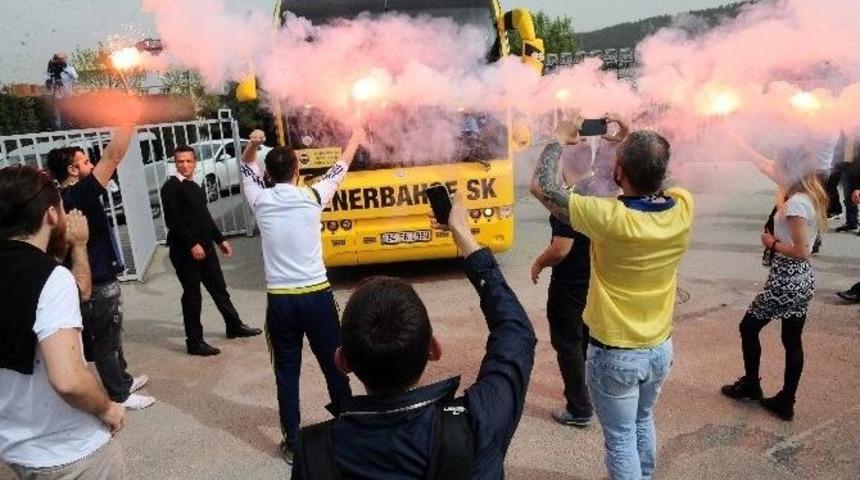 Taraftarlardan Fenerbah&ccedil;e&rsquo;ye Coşkulu Uğurlama