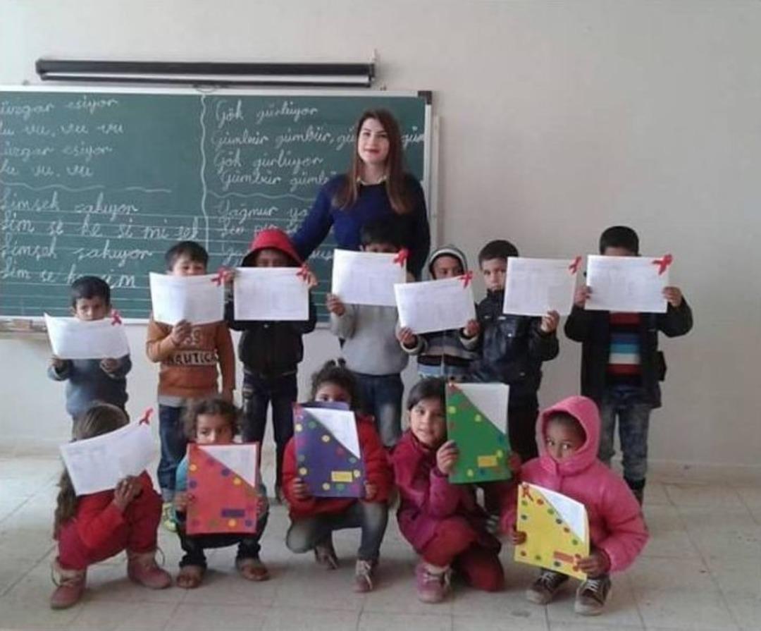 &Ouml;ğretmenliğe Okula Su G&ouml;t&uuml;rerek Başladı