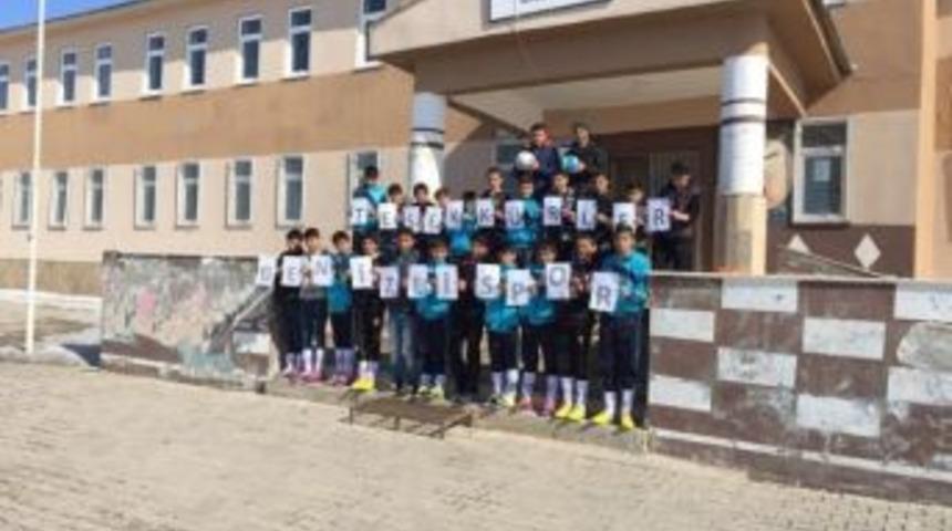 Denizlispor&rsquo;dan Tepedam İlk&ouml;ğretim Okulu&rsquo;na Spor Malzemesi