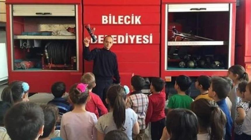 Minik &Ouml;ğrenciler İtfaiye M&uuml;d&uuml;rl&uuml;ğ&uuml;n&uuml; Gezerek Bilgi Aldı