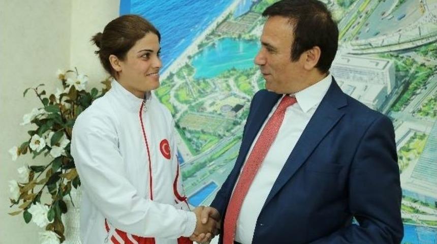 Şampiyonlardan Gen&ccedil;&rsquo;e Ziyaret