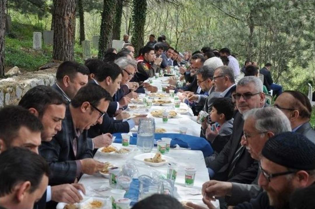 Diriliş Ertuğrul Oyuncuları Turgut Alp&rsquo;in Kabrini Ziyaret Etti