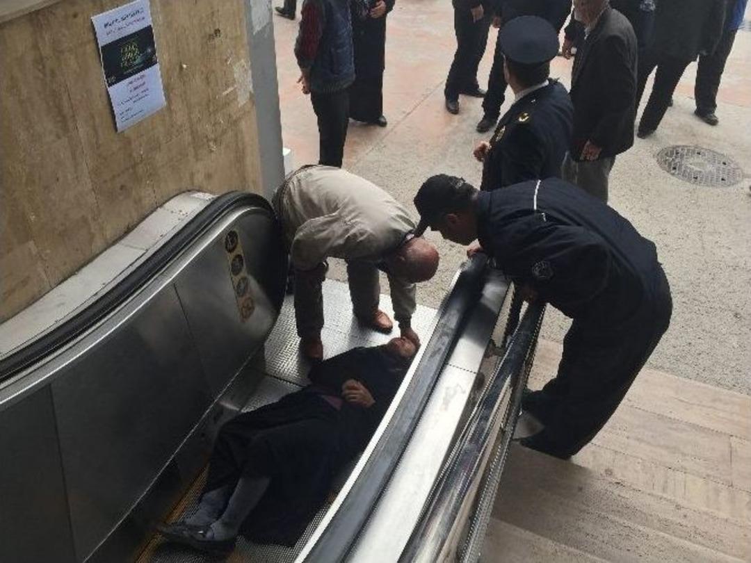 (&ouml;zel Haber) 4o Yıllık Hayat Arkadaşının Başından Ayrılamadı