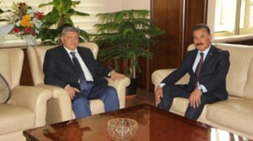 Başkan Tuna&rsquo;dan Polislere &Ccedil;i&ccedil;ek