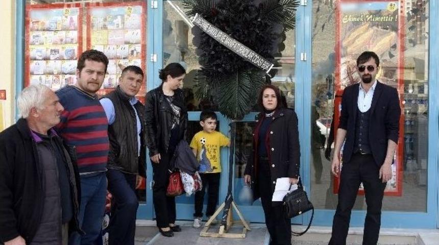 G&uuml;m&uuml;şhane&rsquo;de Ulusal Market Kapısına Siyah &Ccedil;elenk