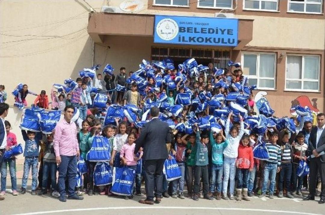 Viranşehir De &Ouml;ğrencilere Kıyafet Yardımı