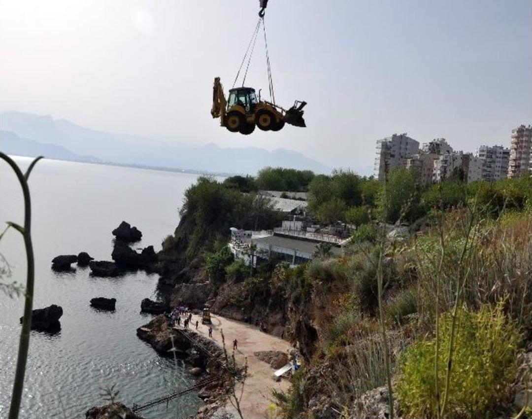 Plaj 400 Tonluk Vin&ccedil; Yardımı İle Yıkıldı