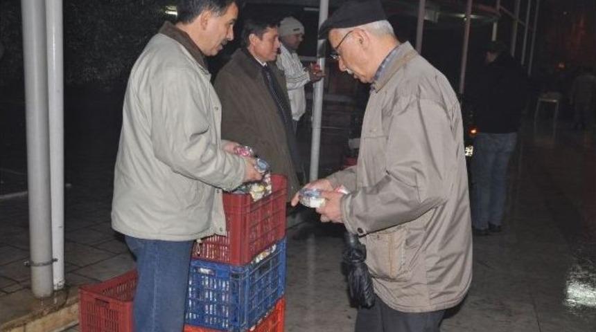 Nazilli&rsquo;de Kandil Şekeri Ve Lokum Dağıtıldı