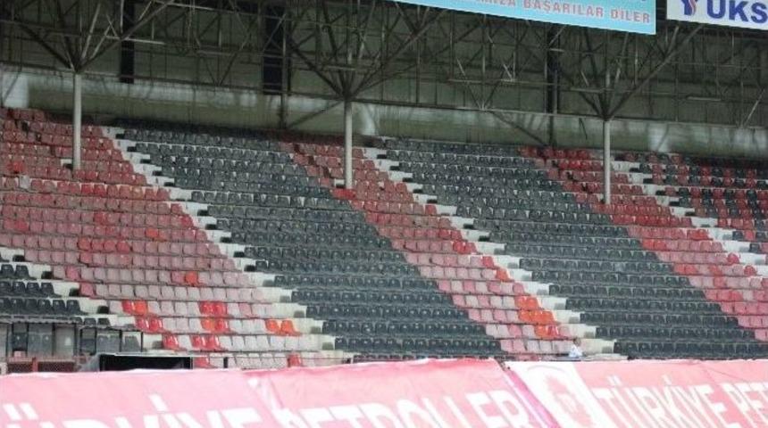 Gaziantepspor - Sivasspor Ma&ccedil;ında Trib&uuml;nler Boş Kaldı