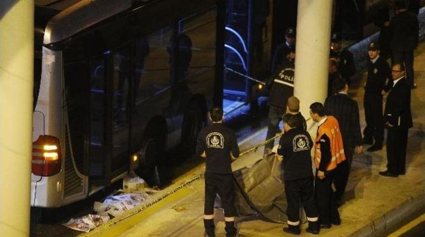 Zabıtalardan Korkup Yola Fırladı, Metrob&uuml;s&uuml;n Altında Kaldı