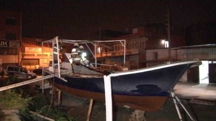 Eski M&uuml;lteci Teknesinde Patlama