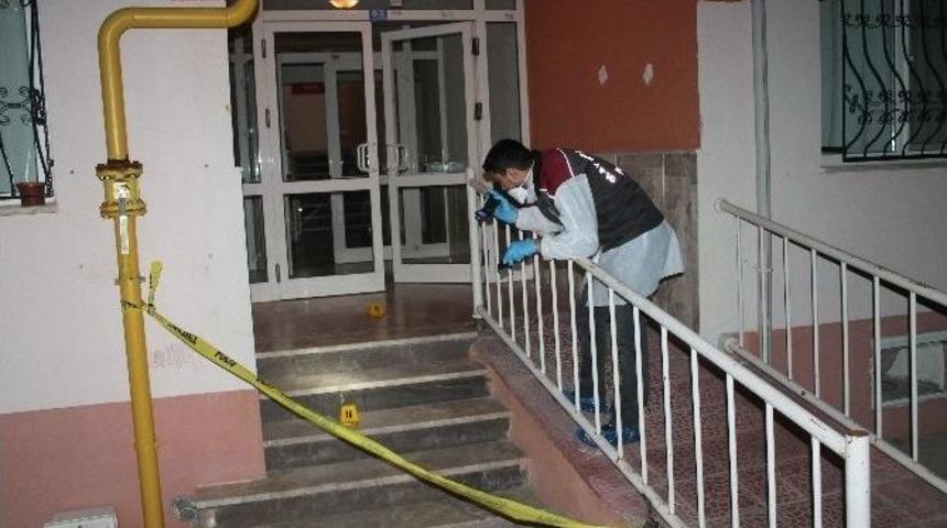 Komşuların G&uuml;r&uuml;lt&uuml; Kavgasında Satır Ve Silahlar Konuştu: 1 &Ouml;l&uuml;, 5 Yaralı