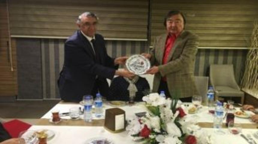 Kazak Diplomat S&uuml;leymanov&rsquo;dan G&uuml;neş Vakfına Ziyaret