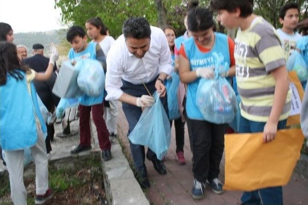 Başkan Kravatını &Ccedil;ıkardı, &Ccedil;&ouml;p Topladı