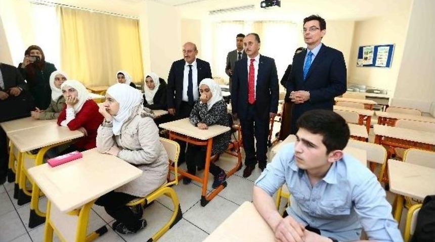 Avustralya B&uuml;y&uuml;kel&ccedil;isi Larsen, Bağcılar&rsquo;daki Suriye Okulunu Ziyaret Etti