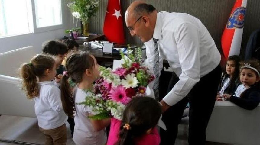 Minik &Ouml;ğrenciler Polis Amcalarını Ziyaret Etti