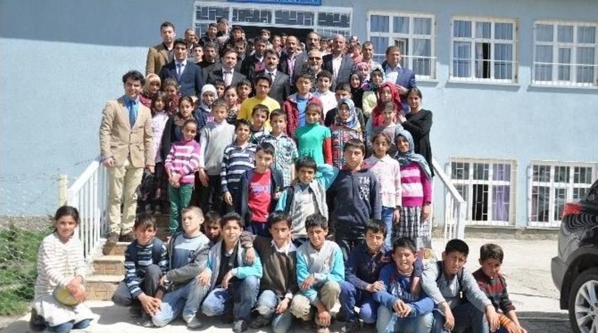 K&ouml;y Okuluna Kitap Ve Kırtasiye Malzemesi Yardımı