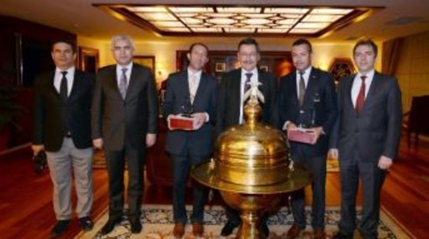 Başkan G&ouml;k&ccedil;ek&rsquo;ten 2 Ego Şof&ouml;r&uuml;ne Plaket