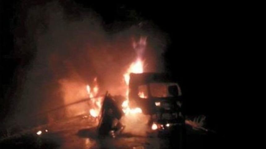 İdil&rsquo;de Yol Kesen Ter&ouml;ristler, 3 Tır&rsquo;ı Ateşe Verdi