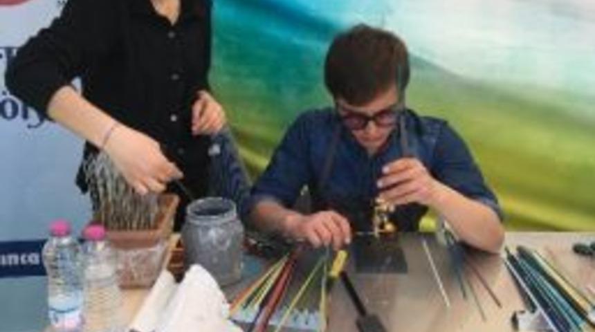 Beyaz Kalpler&rsquo;den Rengarenk Cam Boncuklar