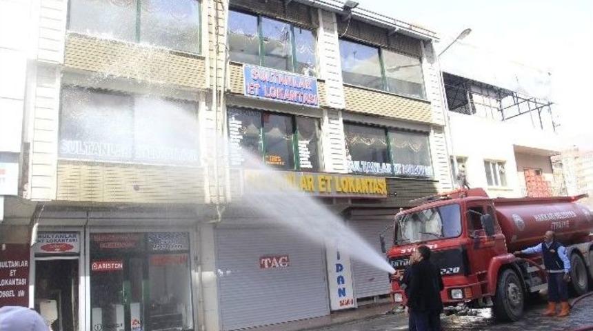 Belediye Esnafların Camlarını Yıkadı