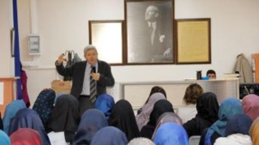 &Uuml;nl&uuml; Yazar Okurlarıyla S&ouml;yleşide Bir Araya Geldi