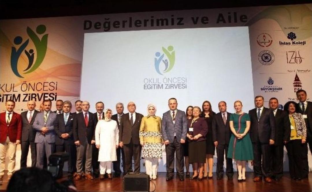 Emine Erdoğan: &ldquo;&ouml;ğretmenlik Bir Memuriyet Değil, Bir G&ouml;n&uuml;l İş&ccedil;iliğidir&rdquo;